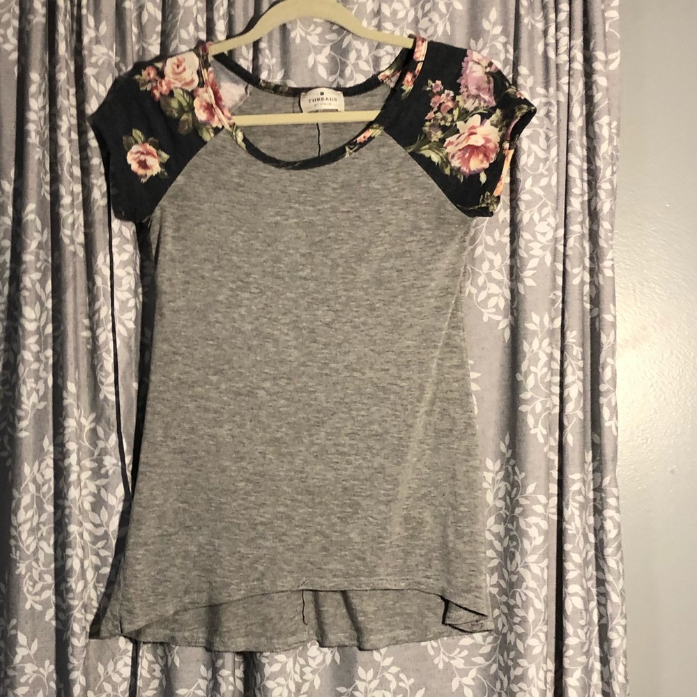 Grey shirt with flowers patterned sleeves
